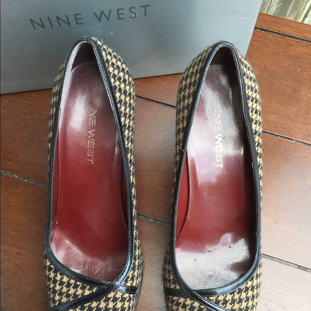 SHOES - Picture 2 of 7